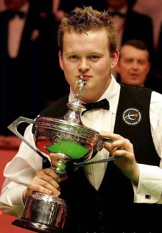 站在门柱附 站在门柱附