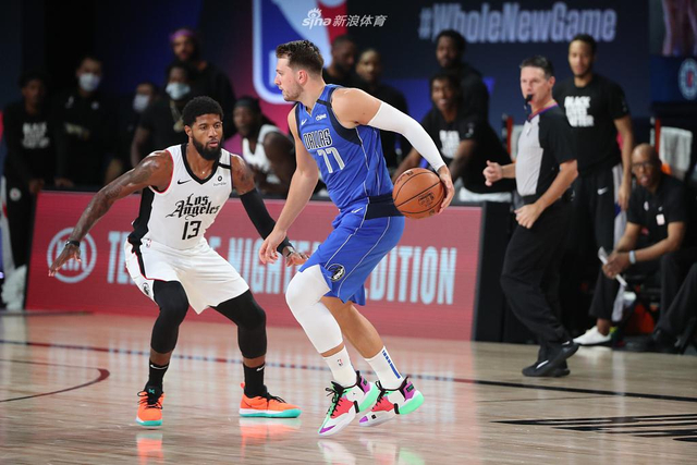 在接受采访 在接受采访